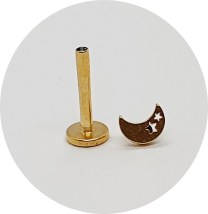 Labret Lua com estrela vazada PVD Gold