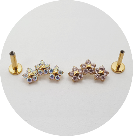 Labret 3 flores zircônias cravejadas Furta-cor ou Rosa - PVD Gold