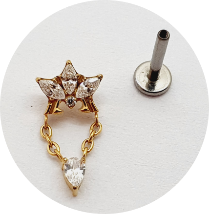 Labret Flor de Lotus em zircônia com pingente PVD Gold - haste em titânio natural