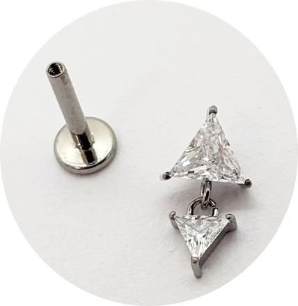 Labret Triângulo Prongset com Pingente
