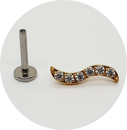 Labret Onda Zircônias cravejadas PVD Gold - Haste me titânio Natural