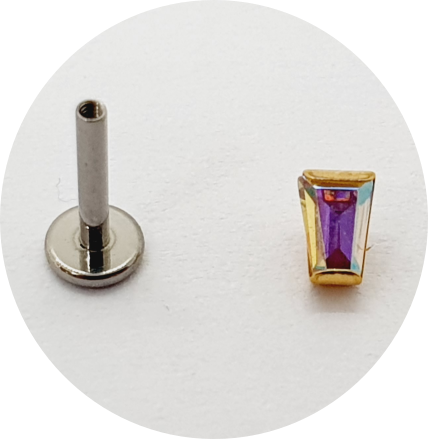 Labret Trapézio Zircônia Furta-cor PVD Gold - haste em titânio natural