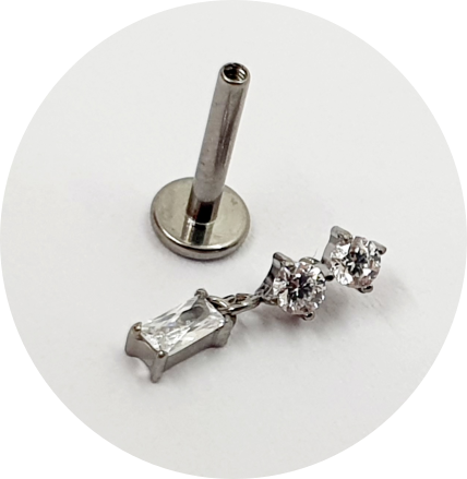 Labret Zircônia Retangular com pingente 2P
