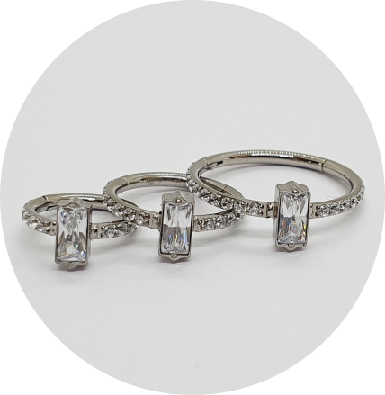 Segmento Articulado zircônias cravejadas com Zircônia retangular central - Natural e PVD Gold