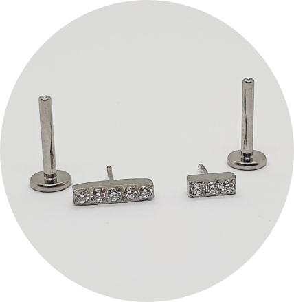 Labret Barra Craveja de Zircônias - P e G - Push Pin