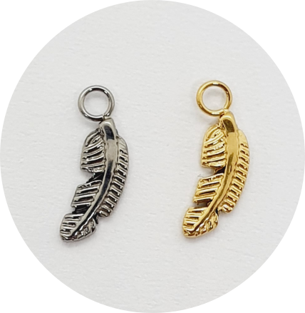Pingente Pena - Natural e PVD Gold
