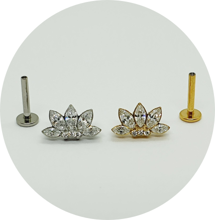Labret Meia Flor Zircônia 8P - Natural e PVD Gold