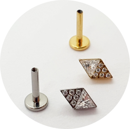 Labret Duplo Triângulo Zircônia - Natural e PVD Gold