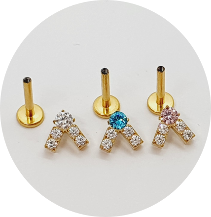 Labret Bumerangue Zircônias cravejadas PVD Gold - Várias Cores