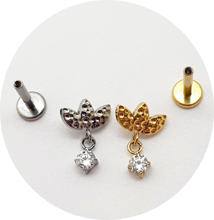 Labret flor de Lótus martelada com pingente de zircônia - Natural e PVD Gold