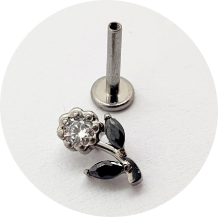 Labret Flor de Zircônia com folhas Navete Black