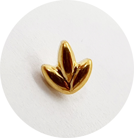 Labret Folha PVD Gold - haste em titânio natural