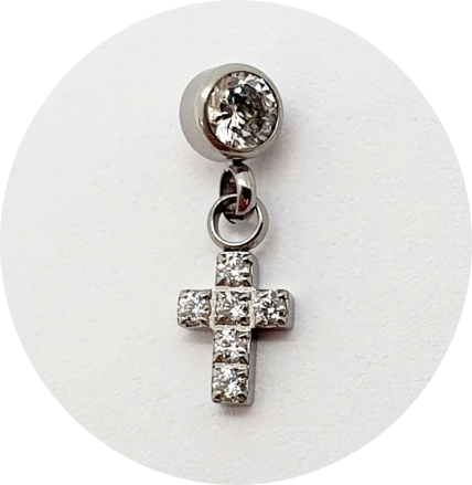 Labret Zircônia Flat com pingente Cruz de zircônias cravejadas