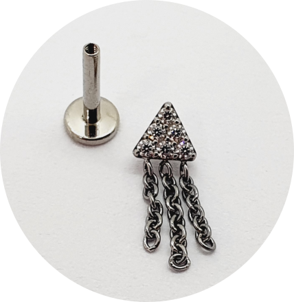 Labret Triângulo com Zircônias cravejadas e 3 correntes