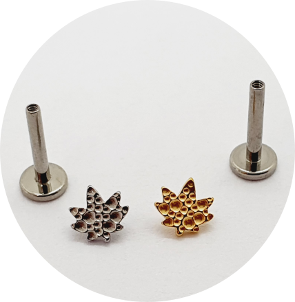Labret Mini folha de cannabis martelada - Natural e PVD Gold