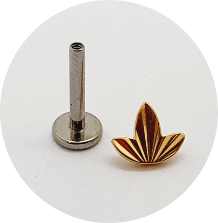 Labret Folha riscada PVD Gold - haste em titânio natural