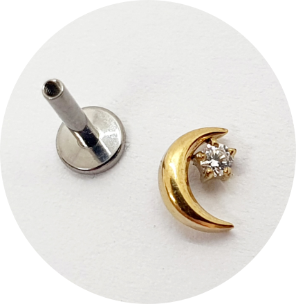 Labret Lua com Zircônia Prongset PVD Gold - Haste em titânio natural