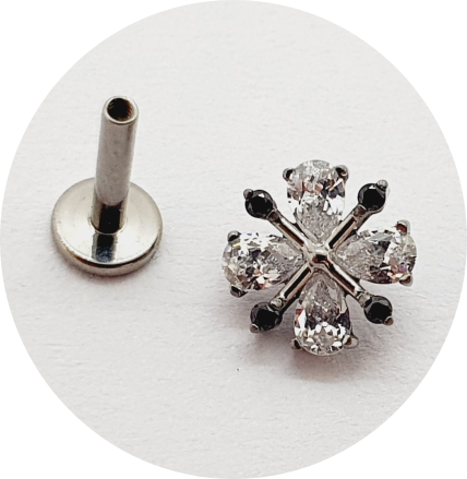 Labret Flor Zircônia Gota e Zircônias pretas