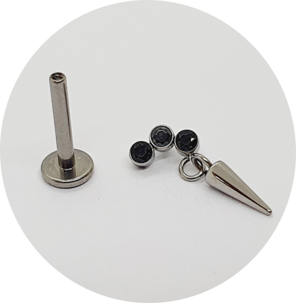 Labret Micro Trinity Zircônia Black com pingente Spike