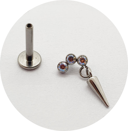Labret Micro Trinity Zircônia Furta-cor com pingente Spike