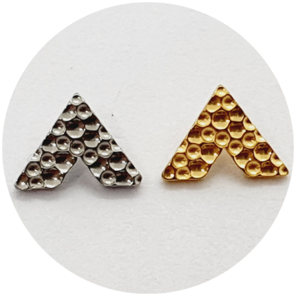 Labret Bumerangue Martelado - Natural e PVD Gold