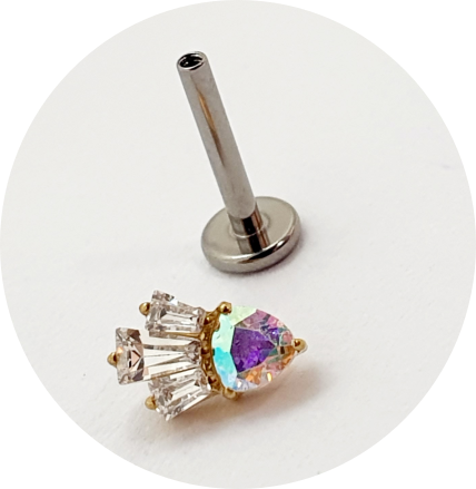 Labret Coroa de Zircônias Brancas e Furta-cor PVD Gold 4P- haste em titânio natural