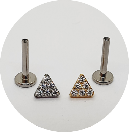 Labret Triângulo Zircônias cravejadas - Natural e PVD Gold