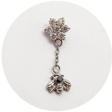 Labret Flor de Zircônia com pingente de abelha
